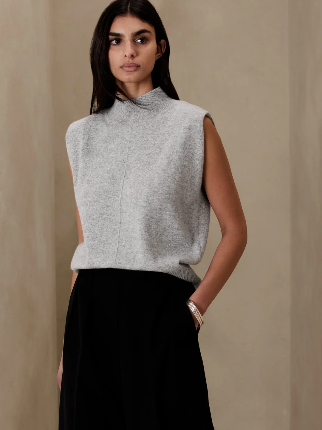 Short grey cashmere sweater